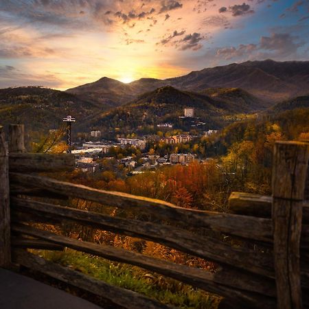 Mountain Eden, Hot Tub, Resort Pool, Wifi, 1089 Free Tickets Each Paid Day, Dollywood And More แกตลิงเบิร์ก ภายนอก รูปภาพ