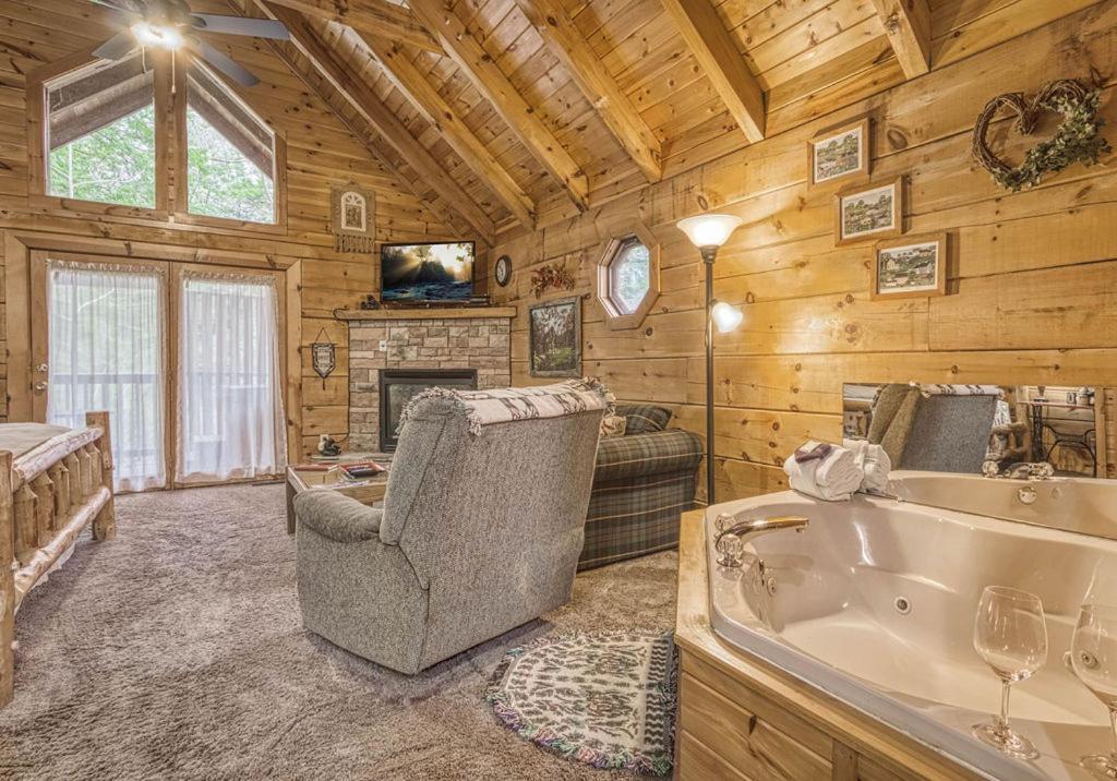 Mountain Eden, Hot Tub, Resort Pool, Wifi, 1089 Free Tickets Each Paid Day, Dollywood And More แกตลิงเบิร์ก ภายนอก รูปภาพ